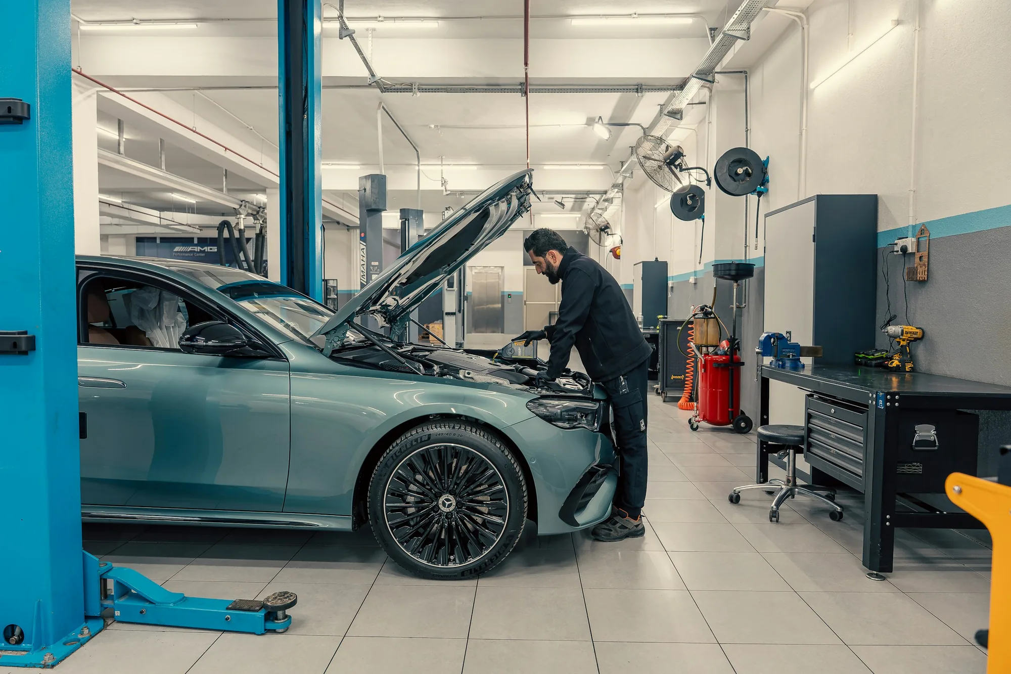 Mechanik opravuje auto v dílně