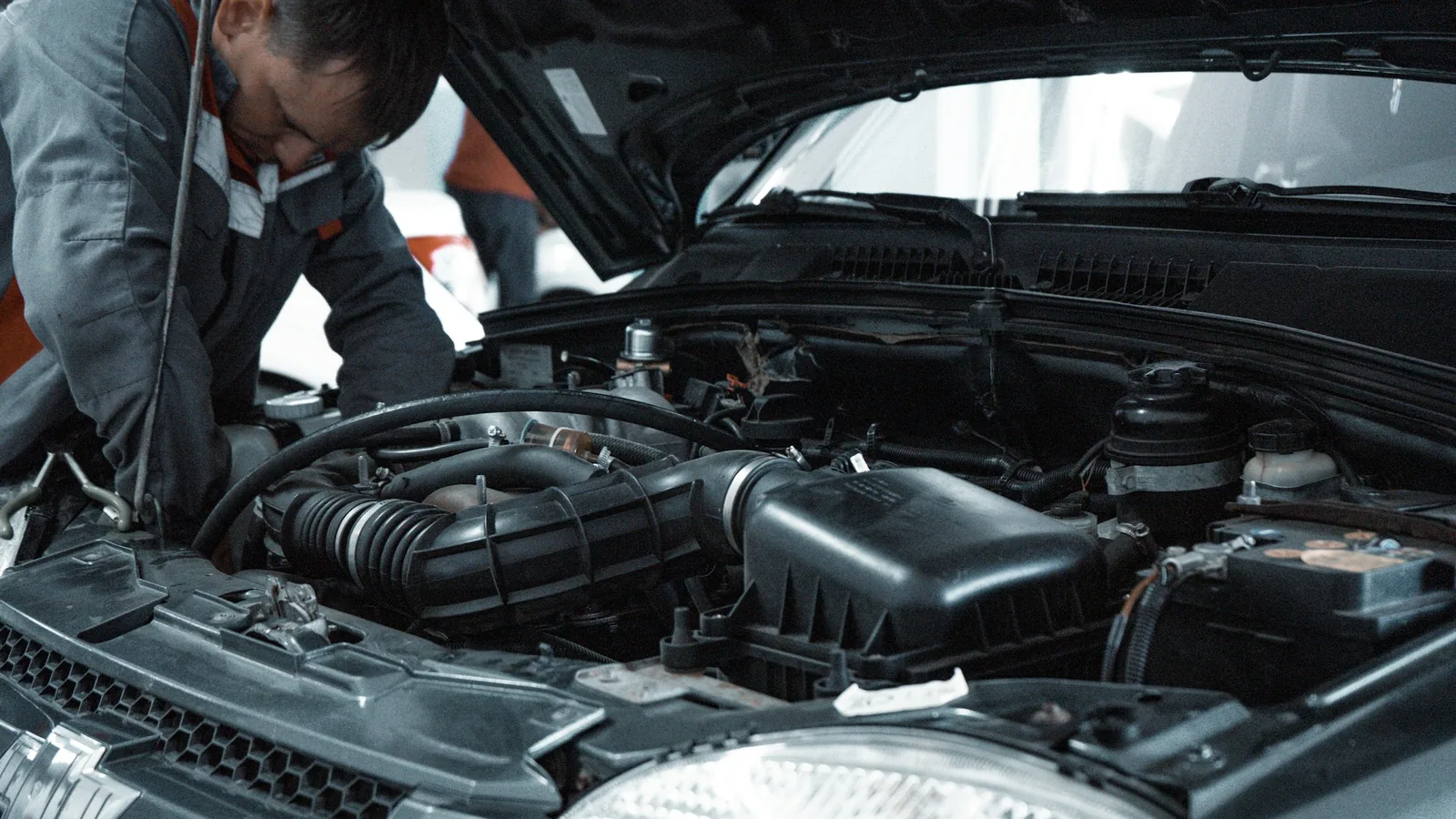 Mechanik pracuje na motoru auta
